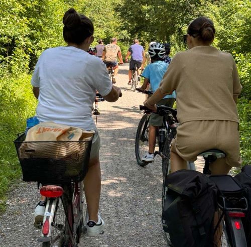 Radfahrende Kollegen auf dem Wertach-Radweg