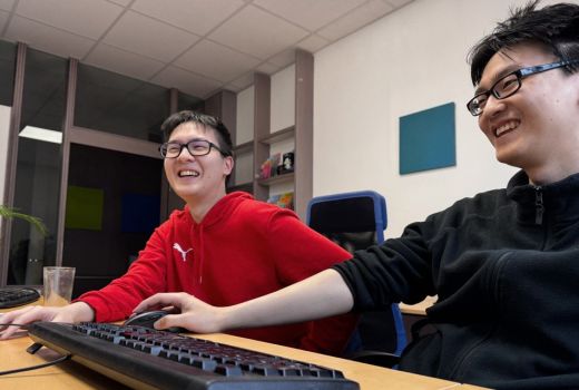 Zwei Praktikanten gemeinsam am PC