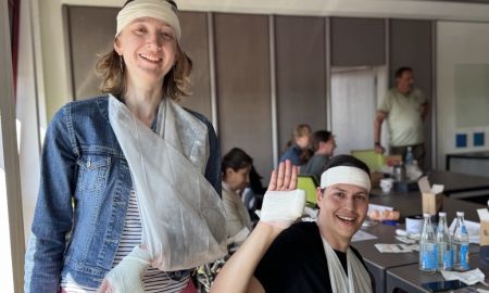 Zwei Kollegen beim Verbinden von Kopf, Arm und Hand