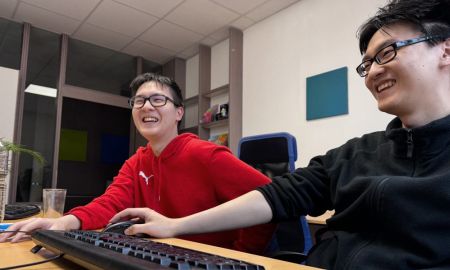 Zwei Praktikanten gemeinsam am PC