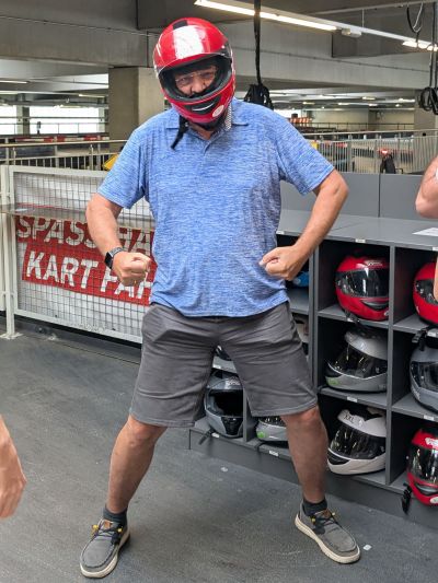 Zwei Praktikanten gemeinsam am PC